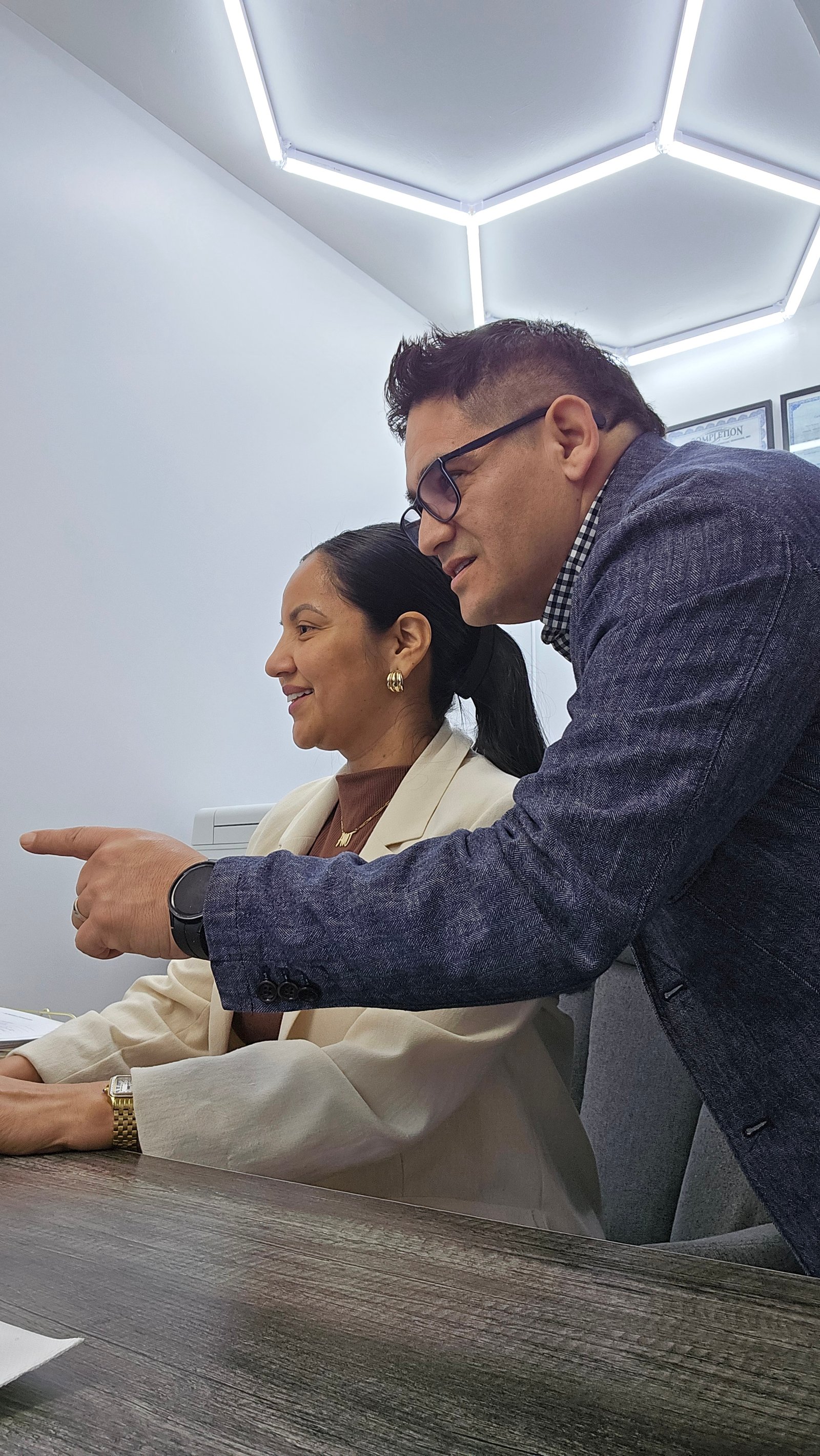 Equipo AC TaxPros trabajando